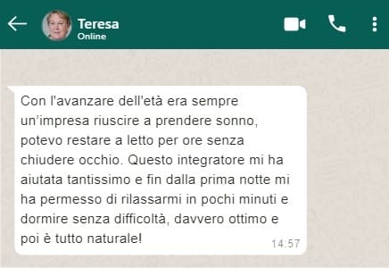 Prato di erbe aromatiche con fiori colorati e foglie verdi.