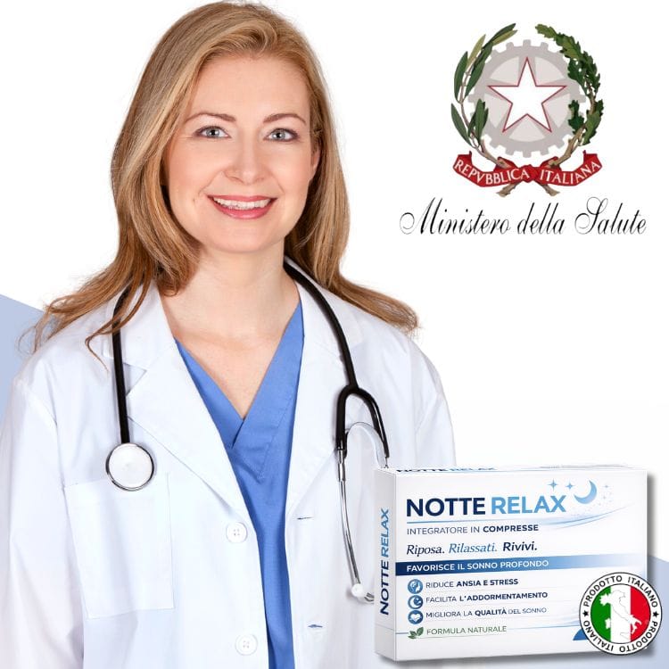 Dottoressa sorridente con integratore Notte Relax per il sonno.