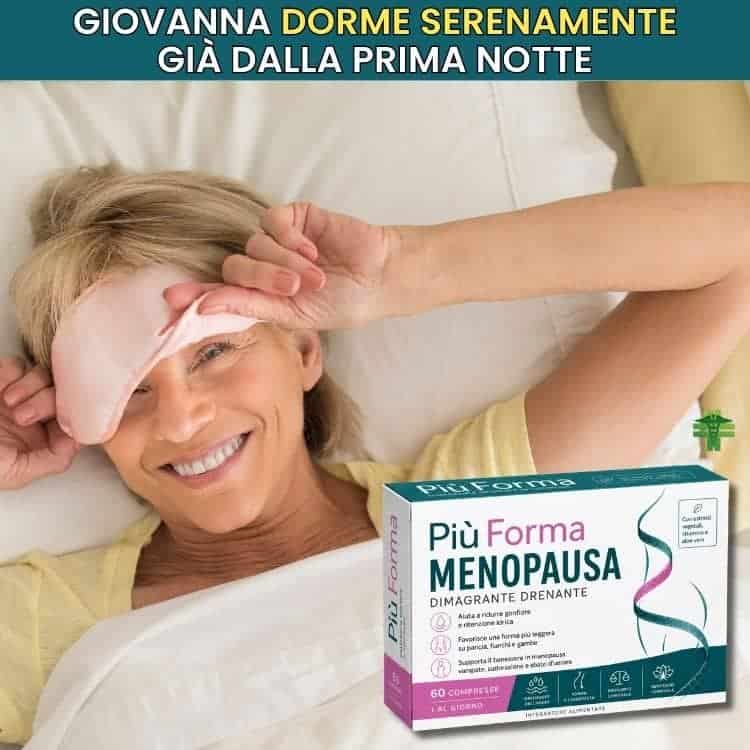 Donna anziana felice con prodotto Più Forma Menopausa in primo piano.